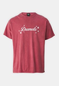 DRAMATIC TEE UNISEX - Μπλουζάκι με στάμπα - washed red