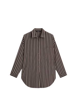 Camicia a righe button-up di colore marrone scuro con sottili righe bianche verticali, dotata di colletto, tasca sul petto e maniche lunghe.