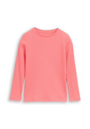 Langemouws geribd roze shirt met een ronde hals, plat liggend op een witte achtergrond.