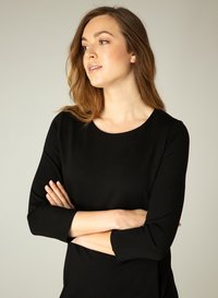 Zwarte, aansluitende jurk met een ronde halslijn en driekwart mouwen. Gladde textuur en minimaal ontwerp zonder zichtbare patronen of accenten.