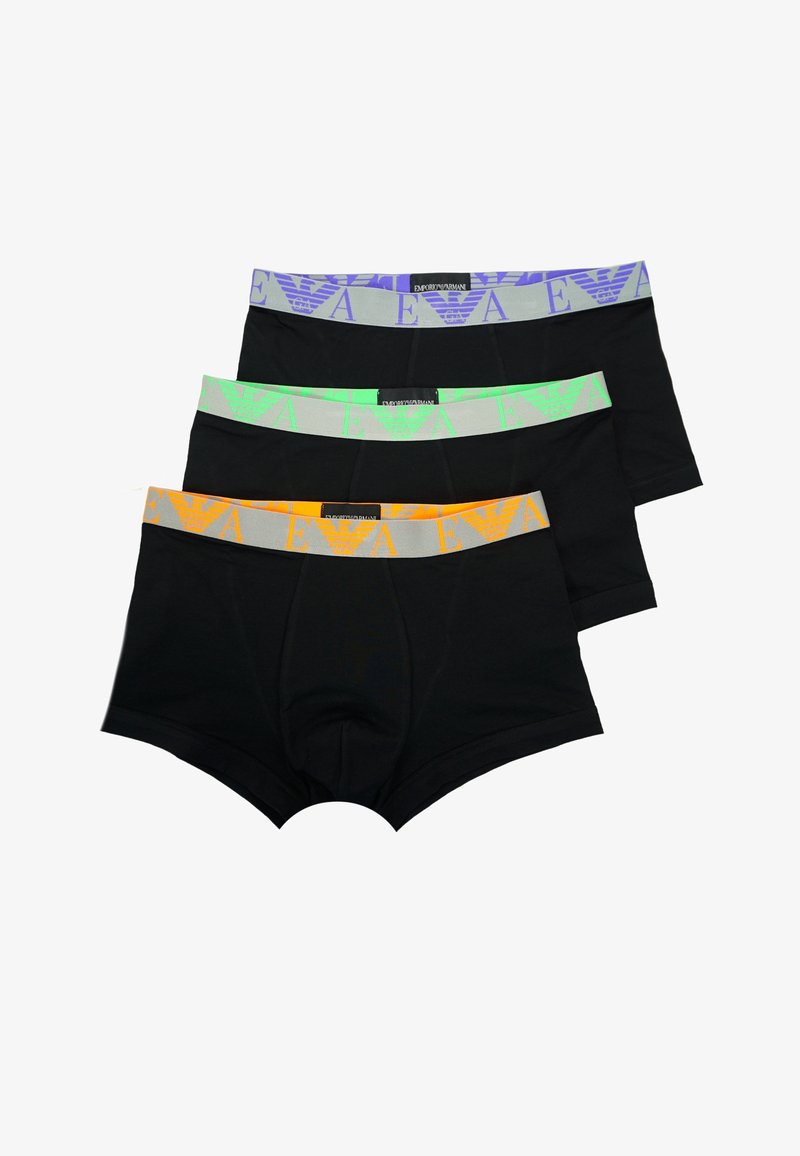 Tres pares de bóxers negros con cinturillas elásticas. Cada uno presenta un logotipo de color diferente: púrpura, verde y naranja sobre bandas grises.