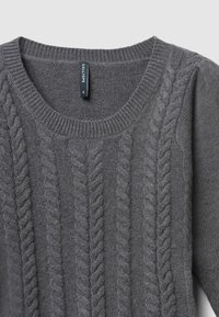 Maglione grigio a maglia con collo rotondo, caratterizzato da motivi a treccia, collo a coste e una consistenza morbida. Etichetta del marchio visibile all'interno del colletto.