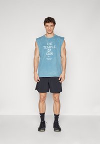 Nike Performance TEE GYM CULTURE - T-shirt estampada - smokey blue