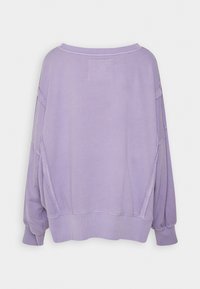 Felpa oversized lavanda con scollo rotondo, spalle adornate e polsini a coste. Texture liscia e design semplice con etichetta sul retro.