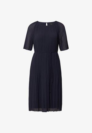 Marineblauwe geplooide jurk met korte mouwen, een ronde hals en een trekkoord in de taille. Heeft een sleutelgat achterkant en een vloeiende stoftextuur.