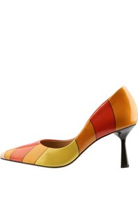 Lysfarvet højhælet pumpe i rød, orange, gul og gylden læder med spids tå og tynd sort hæl. Glat tekstur og slank design.