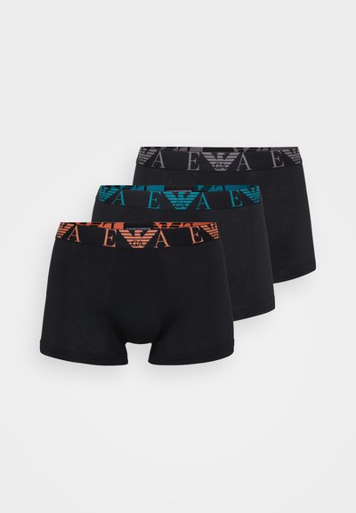 Tri para črnih bokseric z različnimi barvami pasov: siva, teal in oranžna. Pasovi imajo vzorec logotipa.