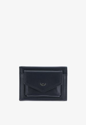 Portefeuille en cuir noir avec poche avant à rabat et petit logo argenté centré sur le rabat de la poche, bords cousus visibles.