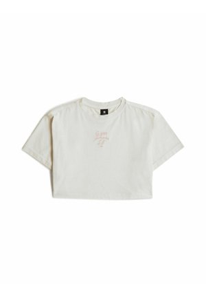 Weißes kurz geschnittenes T-Shirt mit kurzen Ärmeln und kleinem hellrosa kursivem Text vorne in der Mitte unterhalb des Halsausschnitts.