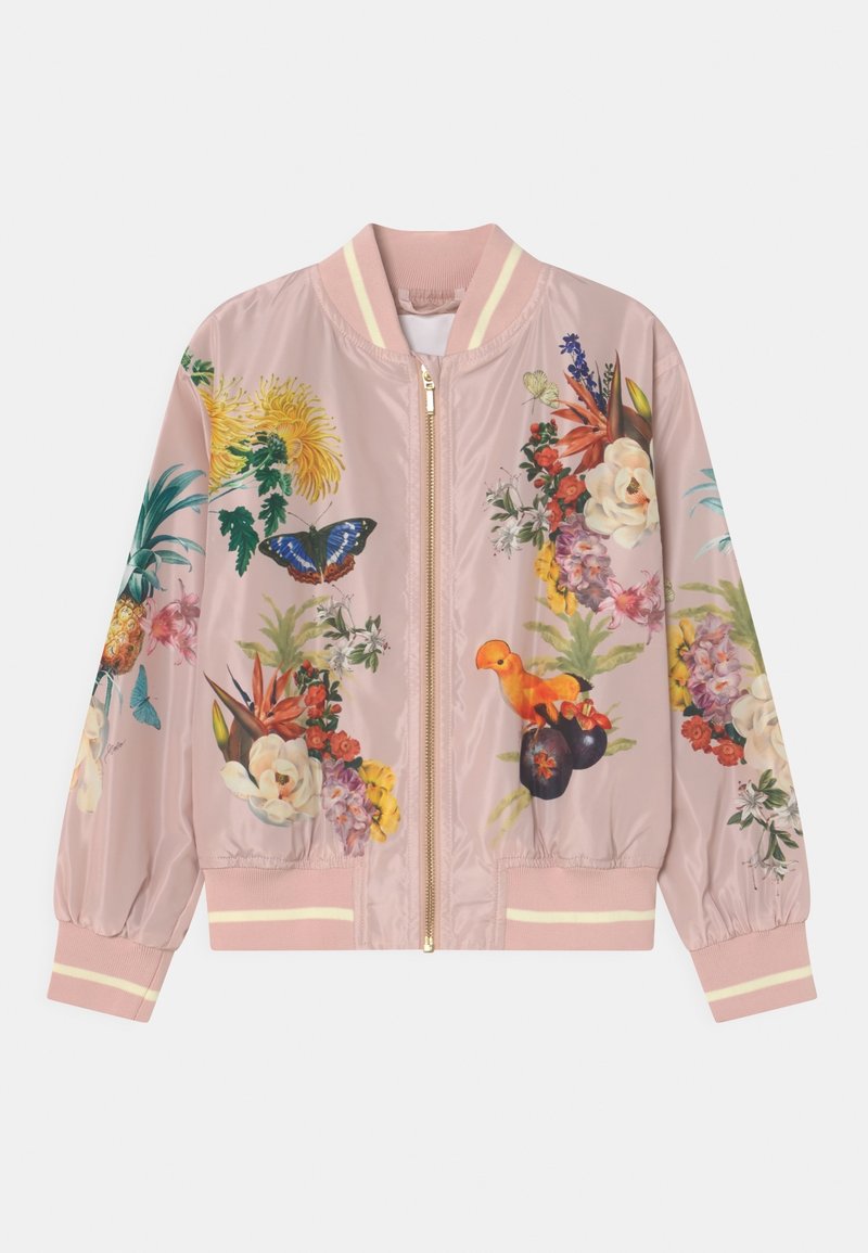 Veste bomber rose clair avec imprimés colorés de fleurs tropicales, de papillons et d'oiseaux, fermeture éclair dorée, et poignets et ourlet côtelés avec des rayures crème.