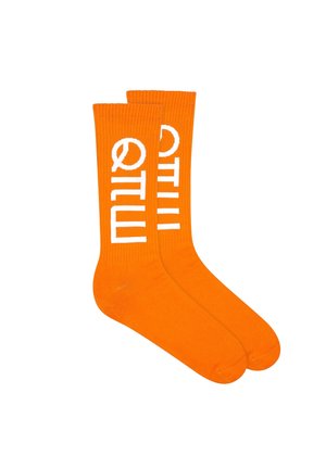 Jasnopomarańczowe skarpety załogowe z białym pionowym napisem "MILLO" po bokach, ściągaczami i gładkim szwem na palcach.