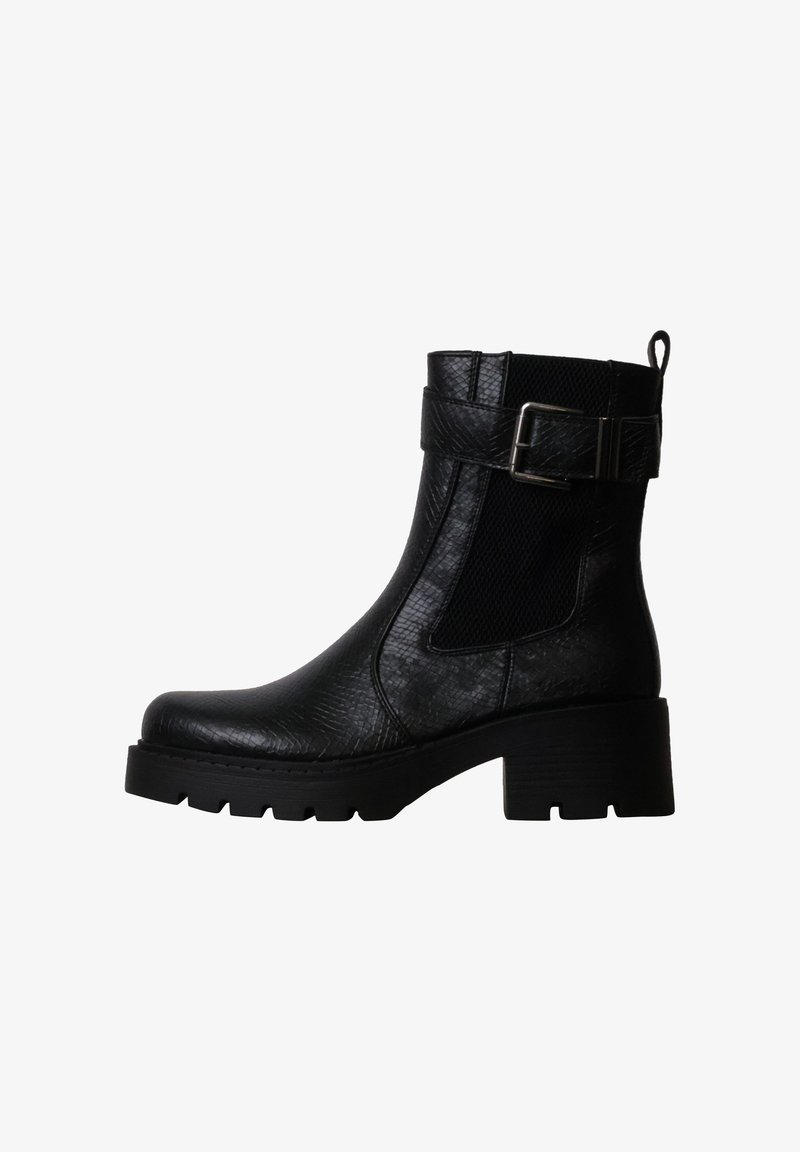 Bottine en cuir noir avec finition texturée, semelle épaisse, talon bloc, panneau élastique latéral et bride décorative avec boucle.