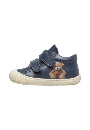 Scarpe in pelle blu navy per bambini con due cinghie in Velcro, suola in gomma e grafica di un orsetto sul lato. Texture liscia e forma arrotondata.