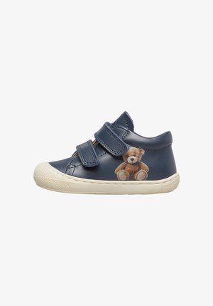 Chaussure pour tout-petit en cuir marine avec deux bandes Velcro, semelle en caoutchouc et motif d'ours en peluche sur le côté. Texture lisse et forme arrondie.