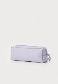 Trousse en forme rectangulaire de couleur violette, fabriquée en tissu durable, dotée d'une fermeture éclair et d'une surface texturée.