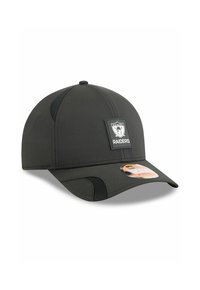 Schwarze Baseballmütze mit runder Krone und gebogenem Schirm, ausgestattet mit einem Raiders-Logopatch und Netzseitenteilen zur Belüftung.