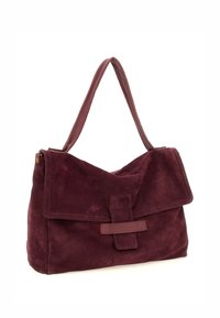 Borsa a mano in suede borgogna con forma strutturata, grande patta pieghevole e tracolla rettangolare. Presenta una superficie testurizzata e una chiusura piatta.