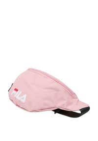 Růžový fanny pack Fila s kapsou na zip, textilní konstrukcí, nastavitelným černým popruhem a výrazným bílým logem na přední straně.