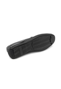 Suela de zapato plano negra con un dibujo de banda, bordes lisos y sección de talón reforzada. Hecha de goma, presenta un diseño simple y funcional.