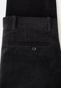 Pantaloni in corduroy neri con texture a costine, dotati di vita, passanti per cintura e una tasca posteriore singola con un bottone nero.