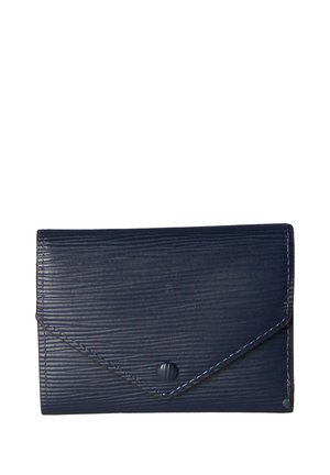 Portafoglio texturizzato di colore blu navy, realizzato in materiale rigato, presenta una patta triangolare con una chiusura a scatto arrotondata e dettagli di cucitura a contrasto.