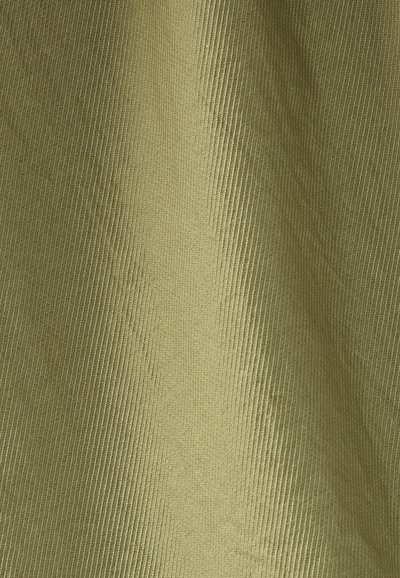 Κοντινό πλάνο υφάσματος σε ελαιδί πράσινο με στενό διαγώνιο ύφανση και ελαφριές πτυχώσεις που δημιουργούν υφή και σκιά.