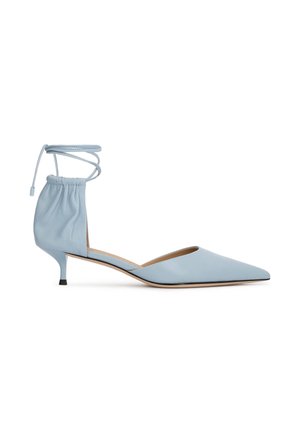 Pantof cu toc mic tip kitten, vârf albastru deschis ascuțit, cu legături în jurul gleznei și detaliu plisat în partea din spate, văzut din lateral pe fundal alb.