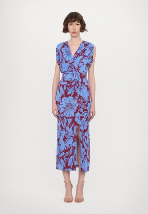 Vestido envolvente de flores en azul y burdeos, con mangas cortas, de longitud media, que presenta una abertura frontal y una cintura atada para una silueta ajustada.