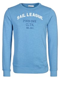Sudadera azul claro de manga larga, con puños acanalados y cuello redondo. Presenta el texto impreso "SAIL LEAGUE" y "PIER ONE CLTH. EST 2011".