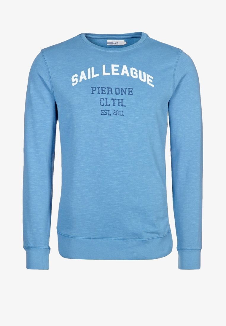 Sudadera azul claro de manga larga, con puños acanalados y cuello redondo. Presenta el texto impreso "SAIL LEAGUE" y "PIER ONE CLTH. EST 2011".