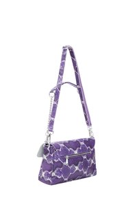Borsa viola con stampa serpente, dotata di accessori in argento, chiusura con zip e tracolla removibile. Presenta una forma strutturata e una finitura testurizzata.