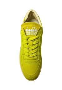 Sneaker verde lime con tomaia in suede e tessuto, punta rotonda, lacci piatti e dettagli del logo bianco sulla linguetta.