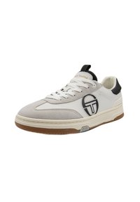 Férfi sneaker, amely fehér bőrből készült, szürke velúr részletekkel, kerek logóval az oldalon, fehér fűzőkkel és gumi talppal.