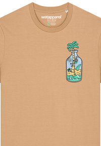 Beige katoenen T-shirt met een kleurrafafbeelding van palmbomen, oceaangolven en een figuur in een fles op de linkerborst.