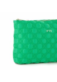 Pochette verde trapuntata realizzata in morbido tessuto, con un motivo a rombi e accenti floreali, e una cerniera in tono oro. Dimensioni adatte per piccoli oggetti essenziali.