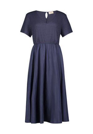 Robe bleu marine longueur genou avec manches courtes, corsage froncé et jupe fluide. Caractérisée par un détail dos en forme d'ouverture et une texture lisse.