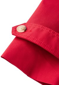 Červený bavlněný manžetový rukáv se zapínáním na knoflík a jemnou vertikální žebrovanou texturou, se švem podél okraje a zaobleným lemem.