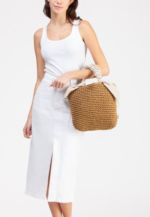 Borsa intrecciata marrone con finitura strutturata, dotata di manico in tessuto arricciato e dettagli beige. La borsa ha una forma arrotondata ed è spaziosa.