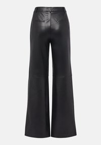 Czarne plisowane spodnie z szerokimi nogawkami wykonane z ekologicznej skóry o gładkiej fakturze, z widocznymi szwami i dwoma tylnymi kieszeniami. Płaski pas i skrócona długość.