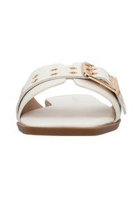 Infradito bianchi con una fascia ampia che presenta accentuazioni in oro, piccole borchie dorate e una soletta piatta marrone.