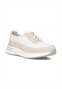 Lekki sneaker w białym i beżowym kolorze. Posiada perforowaną górę z wegańskiej skóry, miękkie zamszowe akcenty oraz wyściełaną podeszwę z teksturowanym gripem.