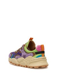 Mehrfarbige Sneakers aus lila, grünem und rosa Wildleder, strukturiertem Mesh, kontrastierenden Nähten und einer robusten beige Sohle mit Profil.