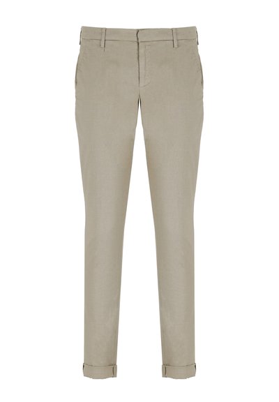 Pantaloni beige su misura con una texture morbida, vestibilità slim e orli arrotolati. Presentano tasche anteriori e passanti per cintura.