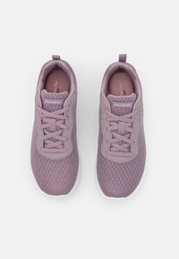 Scarpe sportive di colore viola chiaro con tomaia in rete, punta rotonda e lacci. Presentano una soletta imbottita e una suola in gomma bianca.