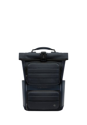 Schwarzer Roll-Top Rucksack mit gepolsterten Fronttaschen, Tragegriff oben, Seitentaschen und zentralem Schnallenverschluss.