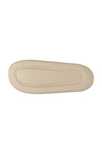 Suola di scarpa in gomma beige con texture a righe orizzontali, bordi arrotondati e leggera curvatura sulla punta. Finitura liscia senza loghi o motivi visibili.