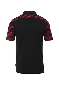 Sort polo shirt med et rødt abstrakt mønster på ryggen og ærmerne, med klassisk krave og korte ærmer. Glat tekstur.