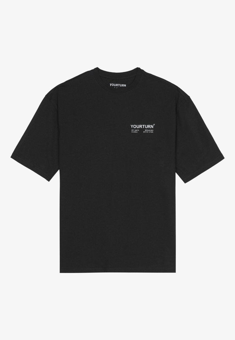 T-shirt en coton noir à manches courtes, col rond, avec un texte imprimé blanc sur la partie gauche de la poitrine présentant le logo de la marque et les détails du produit.