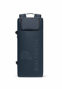 Sac à dos rectangulaire bleu marine en matériau durable, doté d'une poche zippée à l'avant, de bretelles ajustables et d'un grand logo sur le côté.