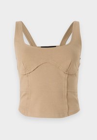 Top corto beige con tirantes anchos, textura suave, costuras curvas y diseño ajustado. Sin cierres o adornos visibles.